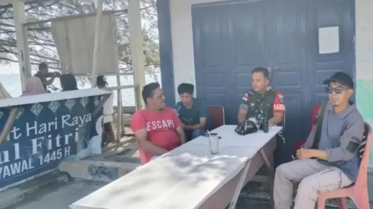 Babinsa Kelurahan Batu Hitam Aktif Jalin Komsos Dengan Warga