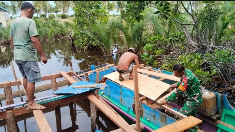 Babinsa Air Mali Bantu Warga Perbaiki Pompong di Pelabuhan