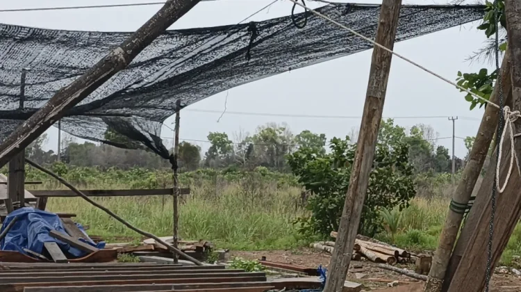 Pembuatan Pompong Kayu di Natuna