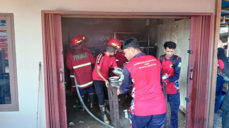 Tempat Memasak Bakso di Sihotang Terbakar, Damkar Natuna Bergerak Cepat