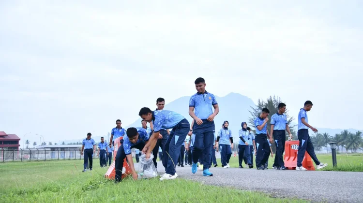 Personel Lanud RSA Olahraga Sambil Bersihkan Sampah Plastik
