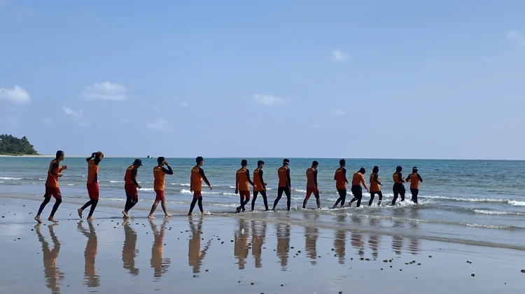 KPP SAR Natuna Maelaksanakan Latsar Air di Pantai Tanjung