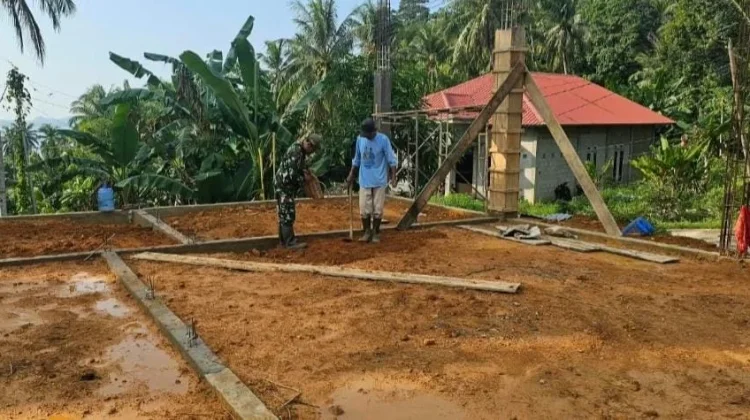 Babinsa Serka Hendry Tinjau dan Bantu Pembangunan KDMP Tanjung Setelung