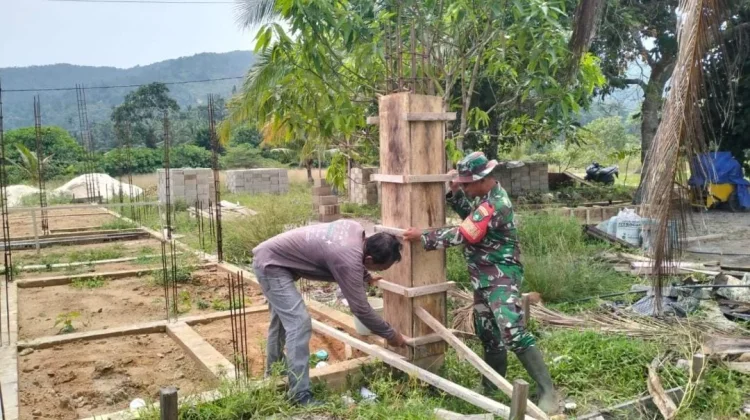 Babinsa Payak Kawal Pemasangan Tiang KDKMP Berjalan Lancar