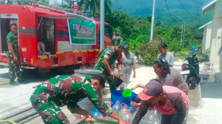 Babinsa Koramil 01/Ranai Bantu Salurkan Air Bersih ke Rumah Warga