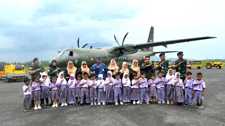 Siswa TKN 002 Kelarik Utara Kunjungan ke Lanud RSA Natuna