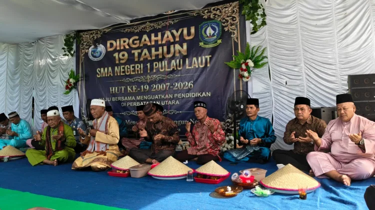 Kebersamaan di Puncak HUT ke-19 SMAN 1 Pulau laut dengan Doa bersama