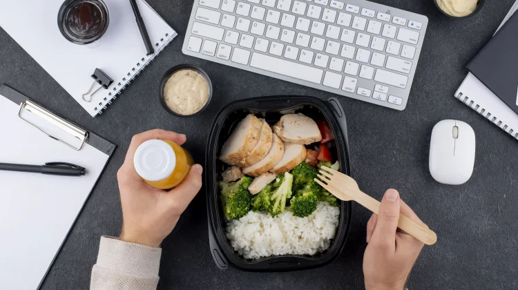 Bukan Sekadar Mengisi Perut, Ini Pentingnya Mindful Eating saat Makan Siang