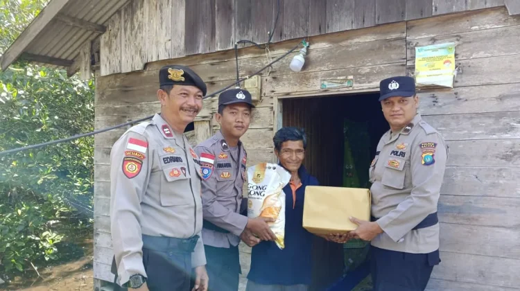 Polsek Bunguran Barat Salurkan Bansos kepada Warga Kurang Mampu