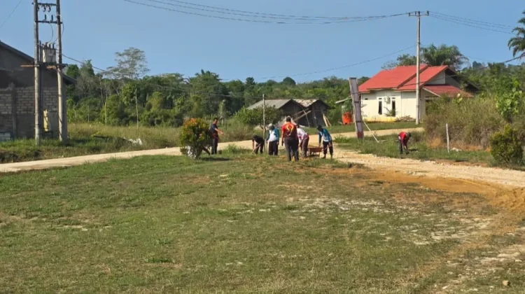 Gotong Royong Perkuat Kebersihan Lingkungan Kantor Camat Batubi