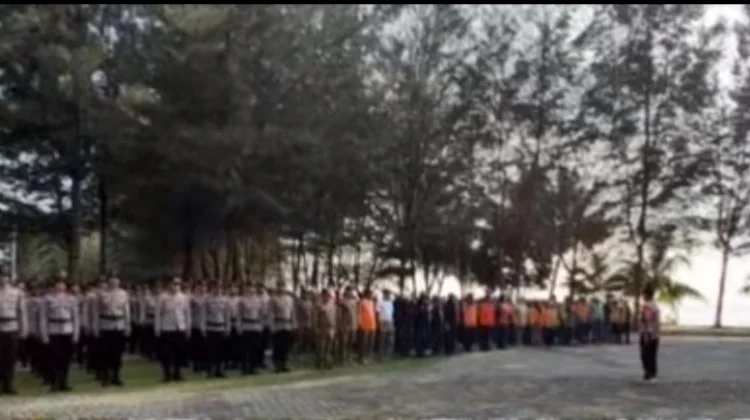 Gotong Royong Bersama TNI di Pantai Piwang