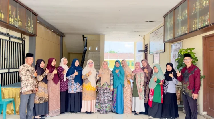 SMAN 1 Bunguran Timur Kenakan Batik Peringati Hari Batik Nasional
