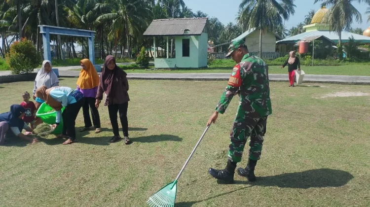 Babinsa Pulau Laut Gotong Royong Bersama Warga