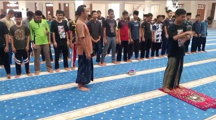 Sekolah Rakyat Terintegrasi 32 Natuna Latih Gerakan Sholat Siswa
