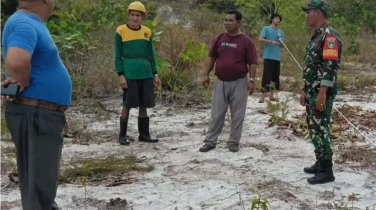 Babinsa Tanjung Perkuat Komunikasi Warga saat Pembangunan Lapangan Voli