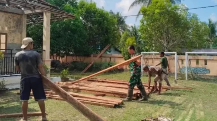 Babinsa Selemam Turun Tangan Bantu Warga Gotong Royong