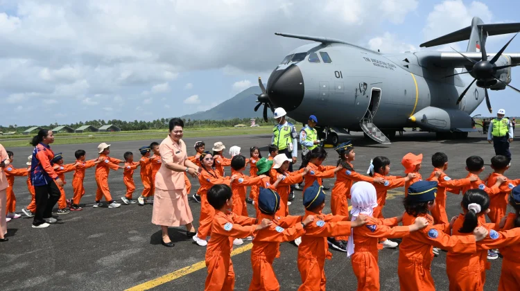 Siswa TK Angkasa Lanud RSA Antusias Saksikan Pesawat Airbus A400M TNI AU Mendarat