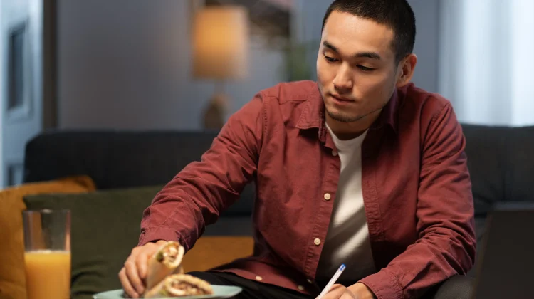 Makan Malam tanpa Takut Timbangan Naik, Ini Tipsnya