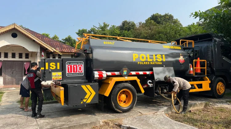 Sat Samapta Polres Natuna Salurkan Air Bersih untuk SMK Kelautan dan Perikanan
