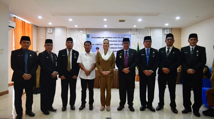 Bupati Natuna Cen Sui Lan lantik lima pejabat JPT Pratama di lingkungan Pemkab Natu