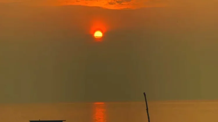 Matahari Terbit Warnai Langit Pantai Natuna dengan Pesona Keemasan