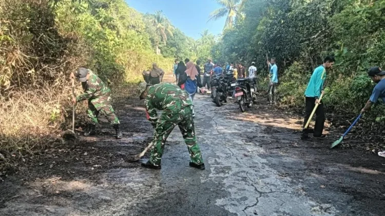 Babinsa Koramil Sedanau Bersama Warga Goro Bersihkan Jalan Panglima Hujan