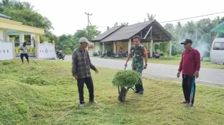 Perkuat Kebersamaan, Babinsa Kelurahan Batu Hitam Goro Bersama Warga