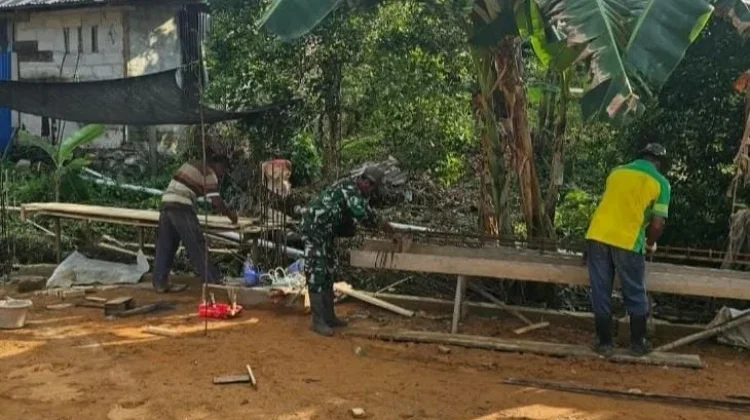 Babinsa Serasan Turun Langsung Bantu Pekerja Kopdes