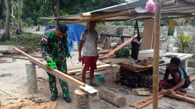 Babinsa Pulau Panjang Turun Tangan Bantu Pekerja Koperasi Desa