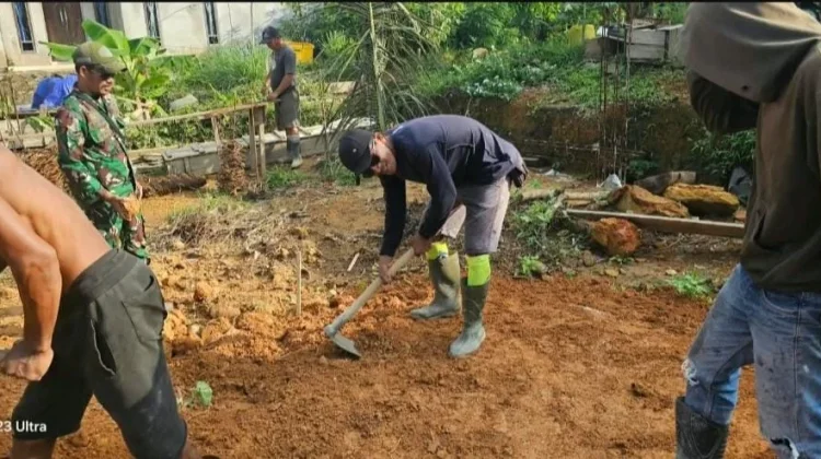 Wujud Kepedulian, Babinsa Dampingi Pembangunan Kopdes di Tanjung Seletung