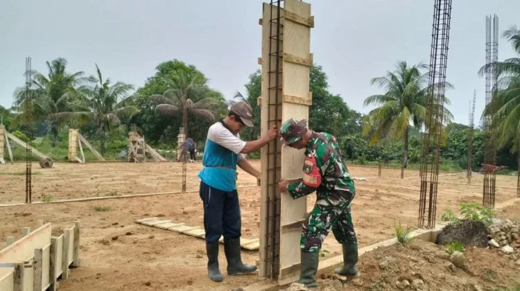 Babinsa Sertu Chaniago Pantau Pekerjaan Pembangunan KDKMP di Payak