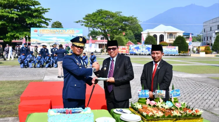 Danlanud RSA Terima Kue dan Tumpeng usai Upacara HUT TNI ke 81