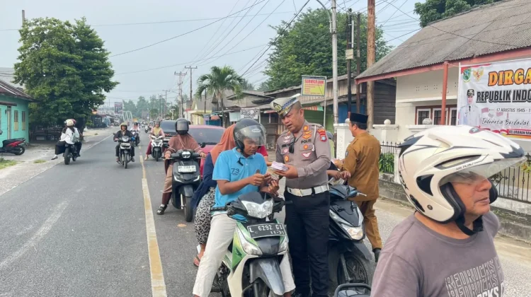 Satlantas Polres Natuna Bagikan 1.750 Brosur Pemutihan Pajak Kendaraan