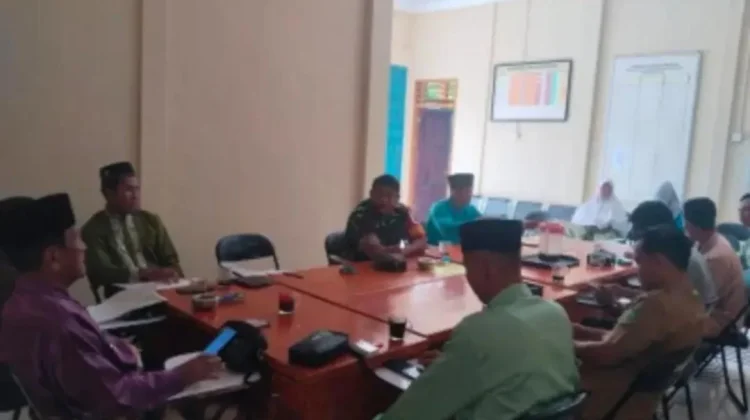 Babinsa Ceruk Ajak Warga Perbarui Data Keluarga