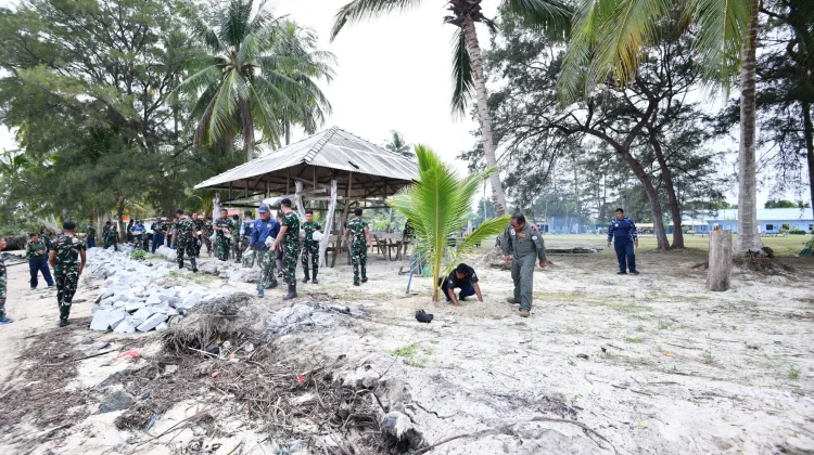 Danlanud RSA Hijaukan Pantai Saung The Frontliner - RRI.co.id