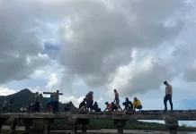 Polres Natuna Perbaiki Jembatan dan Pelabuhan Rakyat Desa Hilir