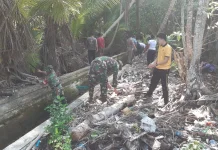 Koramil 05/Midai Bersama Warga Melaksanakan Gerakan Lingkungan Bebas Sampah