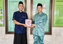 Dukung Program Safari Ramadhan, Dosen STAI Natuna Wakafkan Alquran