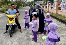 KB dan TK Muslimat NU Natuna Berbagi Takjil Ramadan