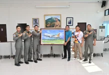 Danlanud RSA Terima Lukisan Pesawat dari Camar Family