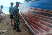 Babinsa Serka Johan Syah Pantau Perbaikan Pompong Nelayan di Kelurahan Sabang Bar