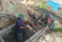 Babinsa Kadur Bantu Bangun Septic Tank