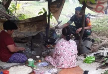 Babinsa Desa Air Kumpai Sambangi Pembuat Emping Melinjo