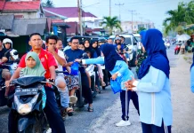 Takjil Gratis dan Senyum Warga Warnai Aksi Ramadhan PIA Ardhya Garini Lanud RSA