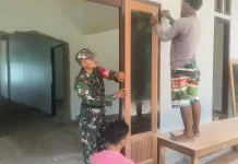 Babinsa Kadur Bantu Pasang Kusen Rumah