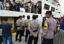 Polisi Lakukan Pengamanan Kedatangan KM. Sabuk Nusantara 110 di Serasan