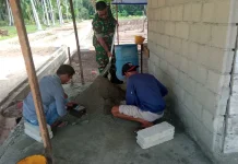 Babinsa Desa Air Putih Bantu Warga Membuat Paping Blok Untuk Bangun Rumah