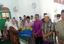 Bupati Natuna Serahkan Bansos di Bunguran Timur