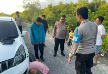 Kapolres Natuna Tunjukkan Respon Cepat, Bantu Pengemudi Mobil Alami Patah As Roda