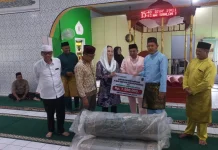 Pemkab Natuna Serahkan Bantuan Sajadah untuk Masjid Darul Amin